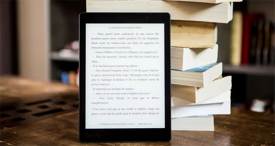 The display of an E-ink reader can be compared to an actual paper surface. The absence of a backlight makes it possible to read for long hours as it doesn't suffer from glare and blue light emission issues.